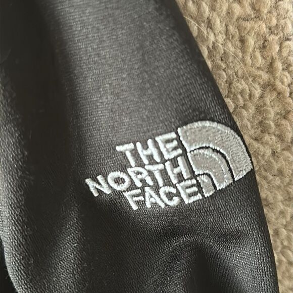 The North Face Ladies Tech Fleece “Anytime Fitness” 1/4 Zip Top! - Picture 6 of 10